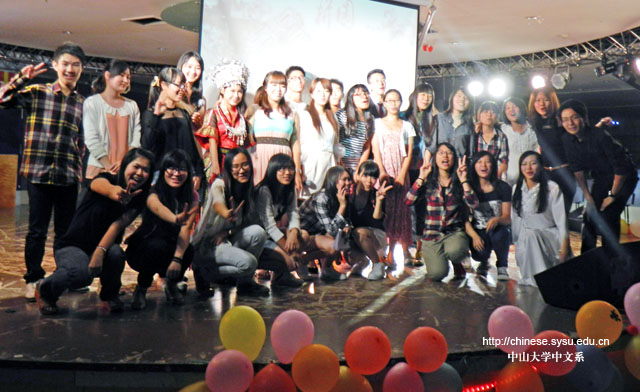 拼搏进取，共绘精彩中文生活——中文系2012级迎新晚会