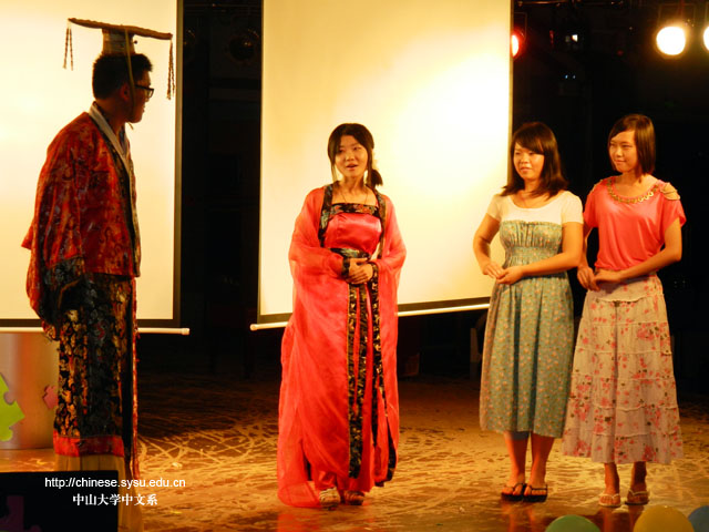 拼搏进取，共绘精彩中文生活——中文系2012级迎新晚会