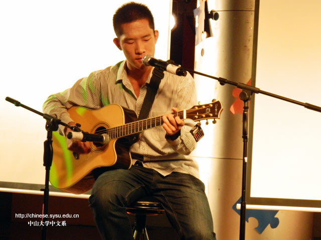 拼搏进取，共绘精彩中文生活——中文系2012级迎新晚会