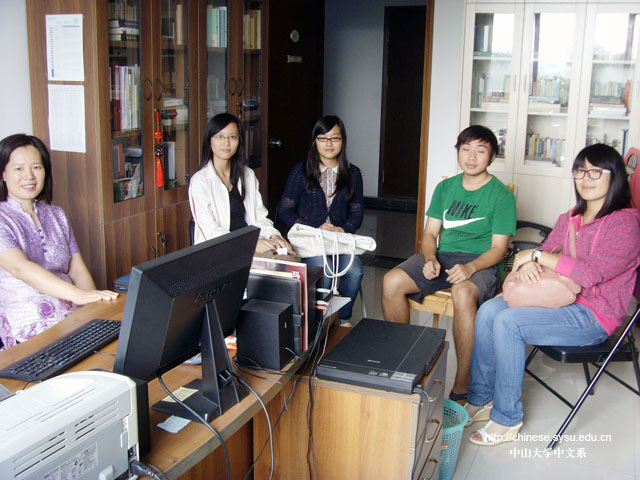 中文系举行2011、2012级本科生百篇、八篇师生见面会