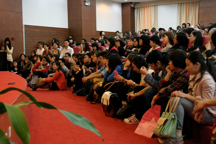 且优雅,且敏感——记严歌苓讲座