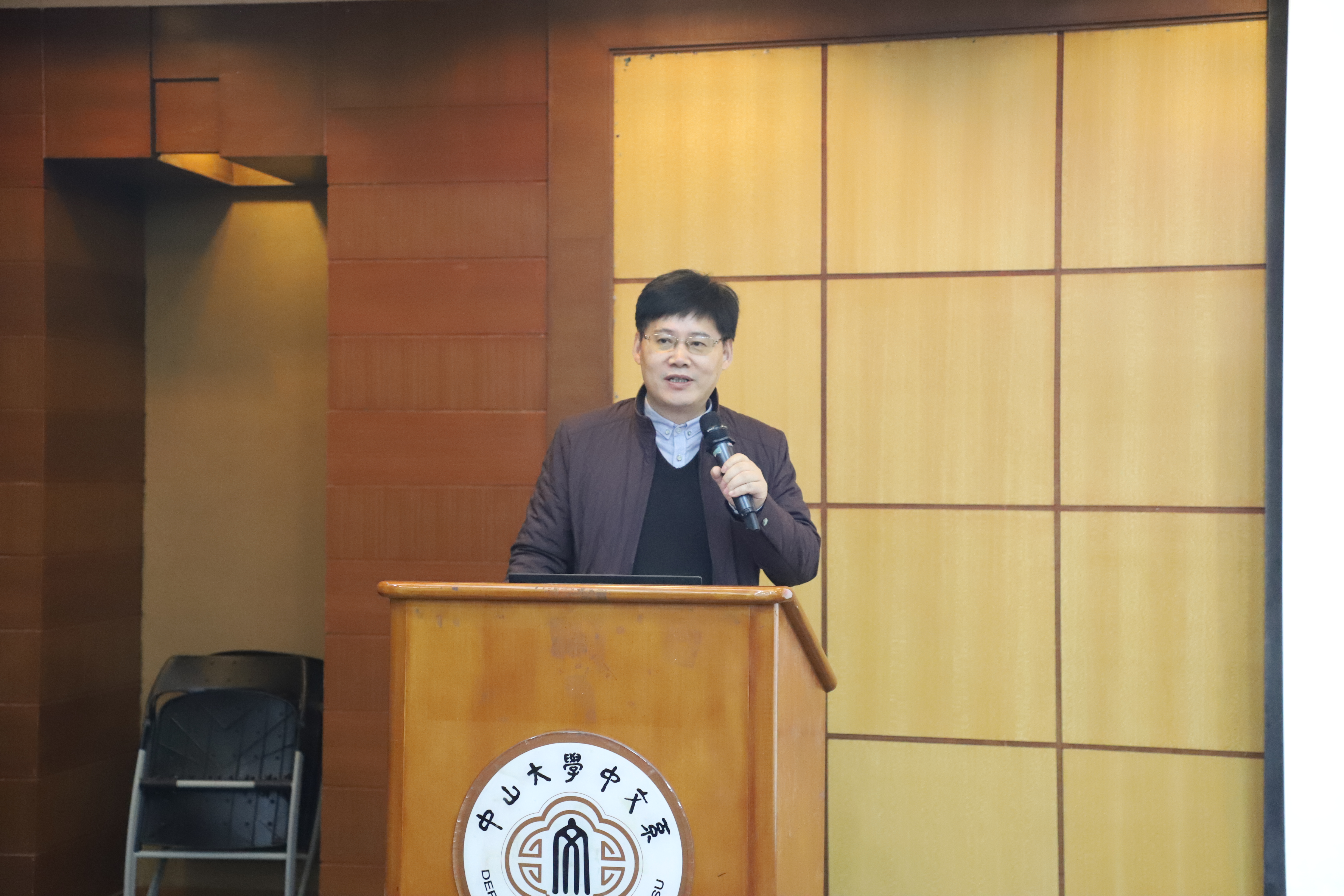 系主任彭玉平述职