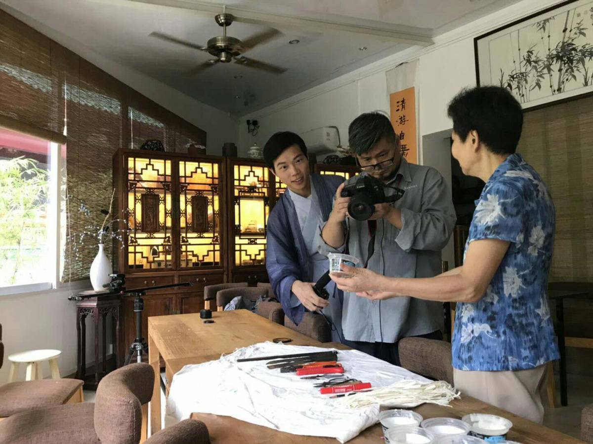 谭钦允（左一）参与《我们的城市》拍摄工作