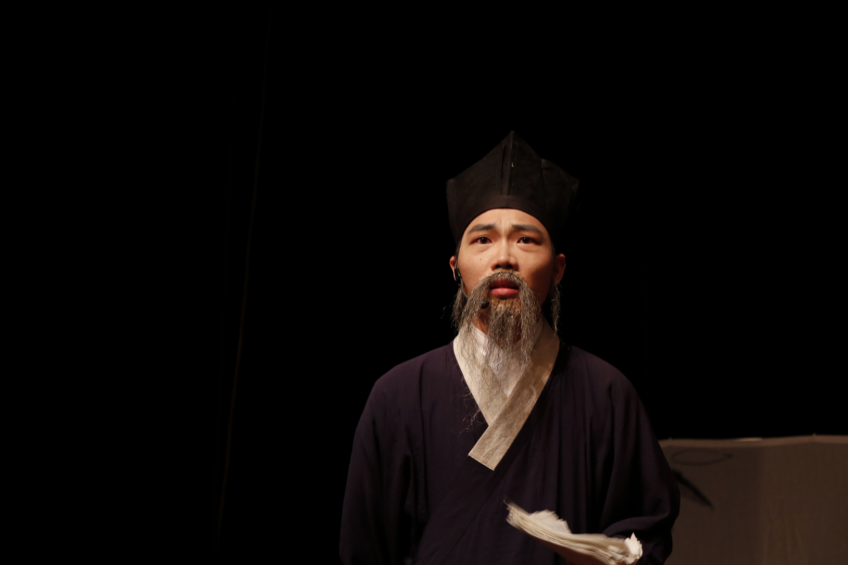 谭钦允参演舞台剧《泣血红楼》