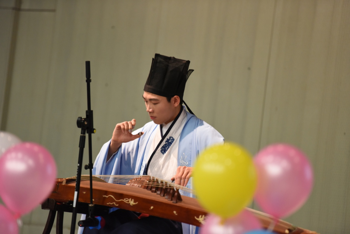 谭钦允在广东省博物馆志愿者年会上表演