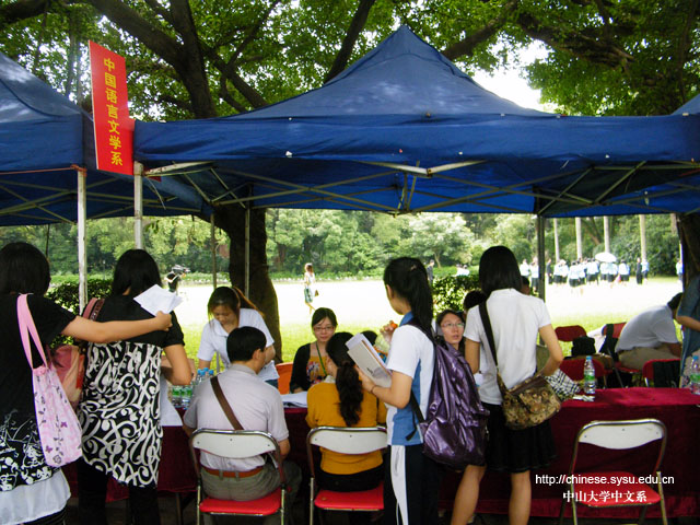 我校迎来本科招生校园开放日，家长考生纷纷咨询