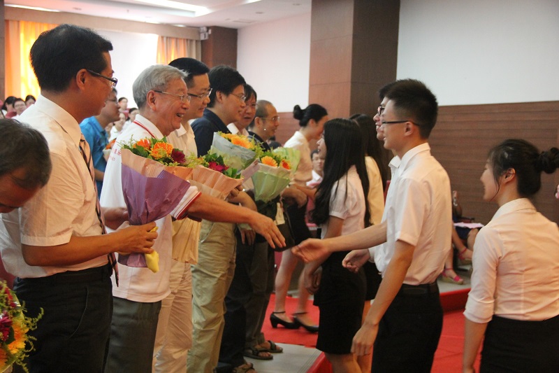 威廉williamhill中文系2015届毕业典礼隆重举行