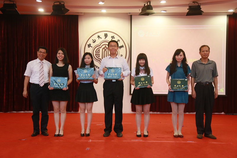 威廉williamhill中文系2015届毕业典礼隆重举行