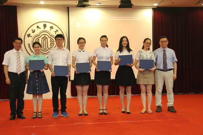 威廉williamhill中文系2015届毕业典礼隆重举行